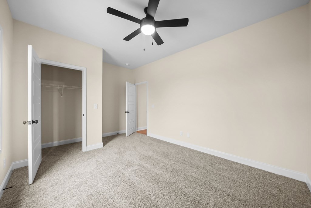 416 Old Major Road Hopkinsville, KY 42240 - Photo 33 of 41 an empty room with a ceiling fan and a window