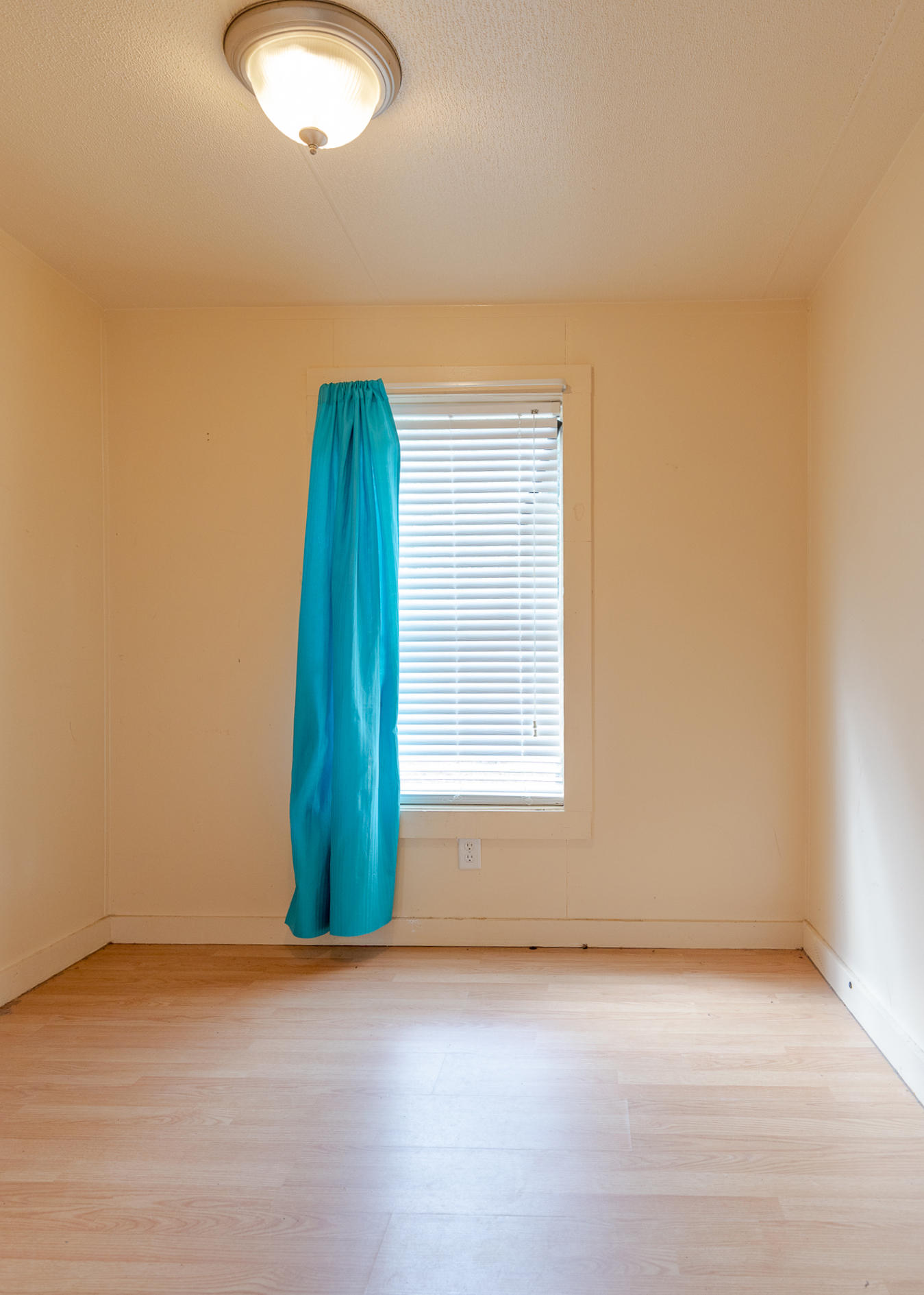 973 Valley Road Crestview, FL 32539 - Photo 11 of 20 an empty room with a window