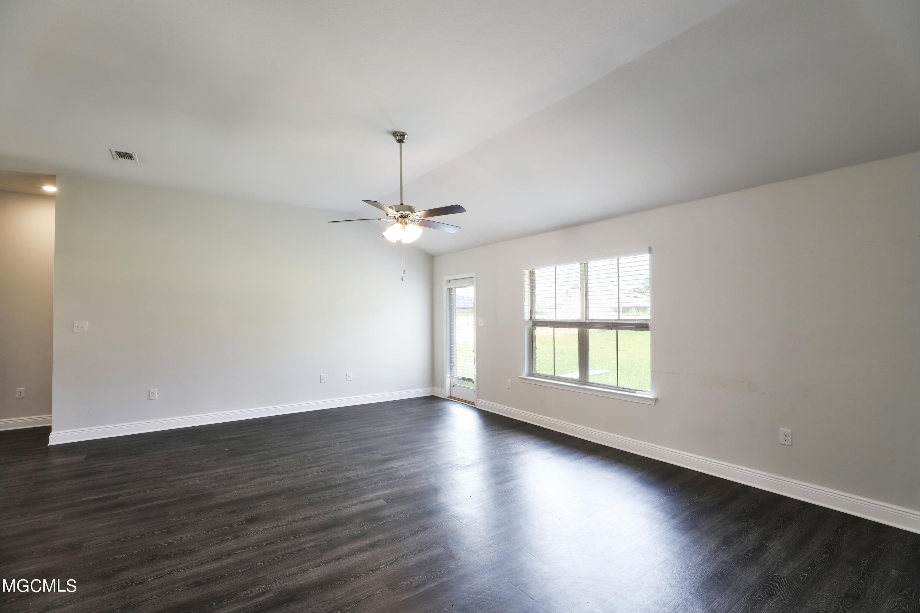 6254 Roxanne Way Biloxi, MS 39532 - Photo 13 of 25 Living Room