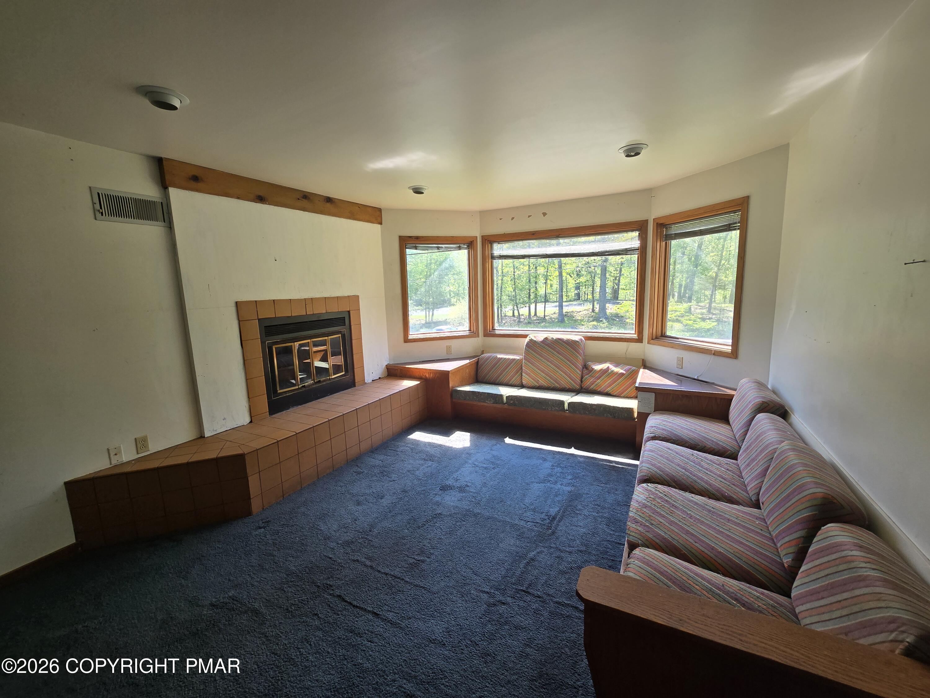 338 Hollow Road East Stroudsburg, PA 18302 - Photo 5 of 20 Living Room