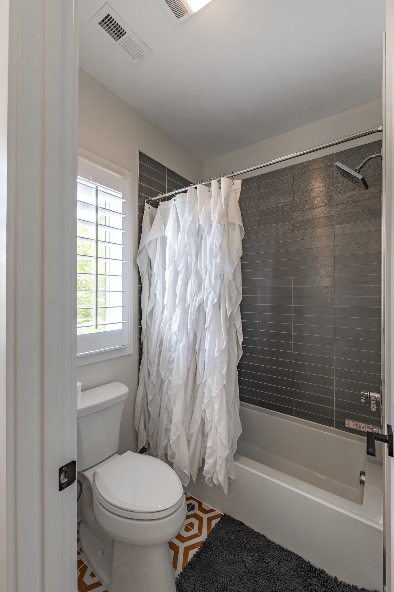 5304 Old Harding Road Franklin, TN 37064 - Photo 12 of 29 a bathroom with a toilet and a bathtub