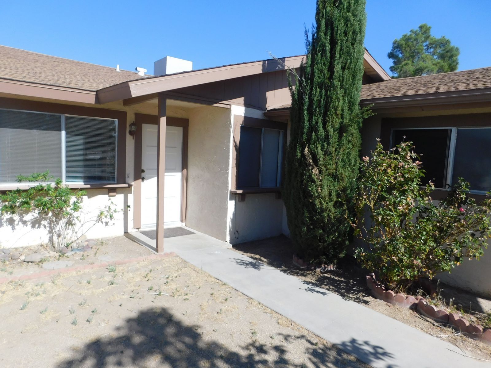 1117 North Sierra View Street Ridgecrest, CA 93555 - Photo 2 of 17 front view of a house