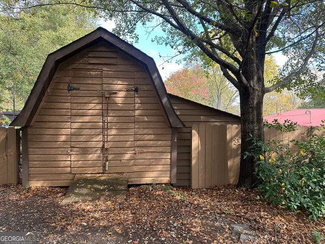 a view of back yard of the house