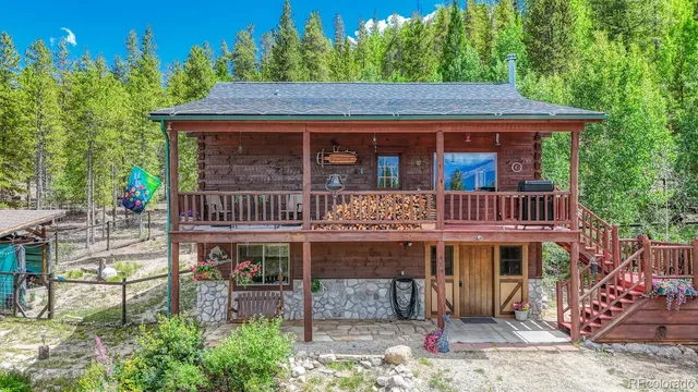 a wooden bench sitting in front of a house