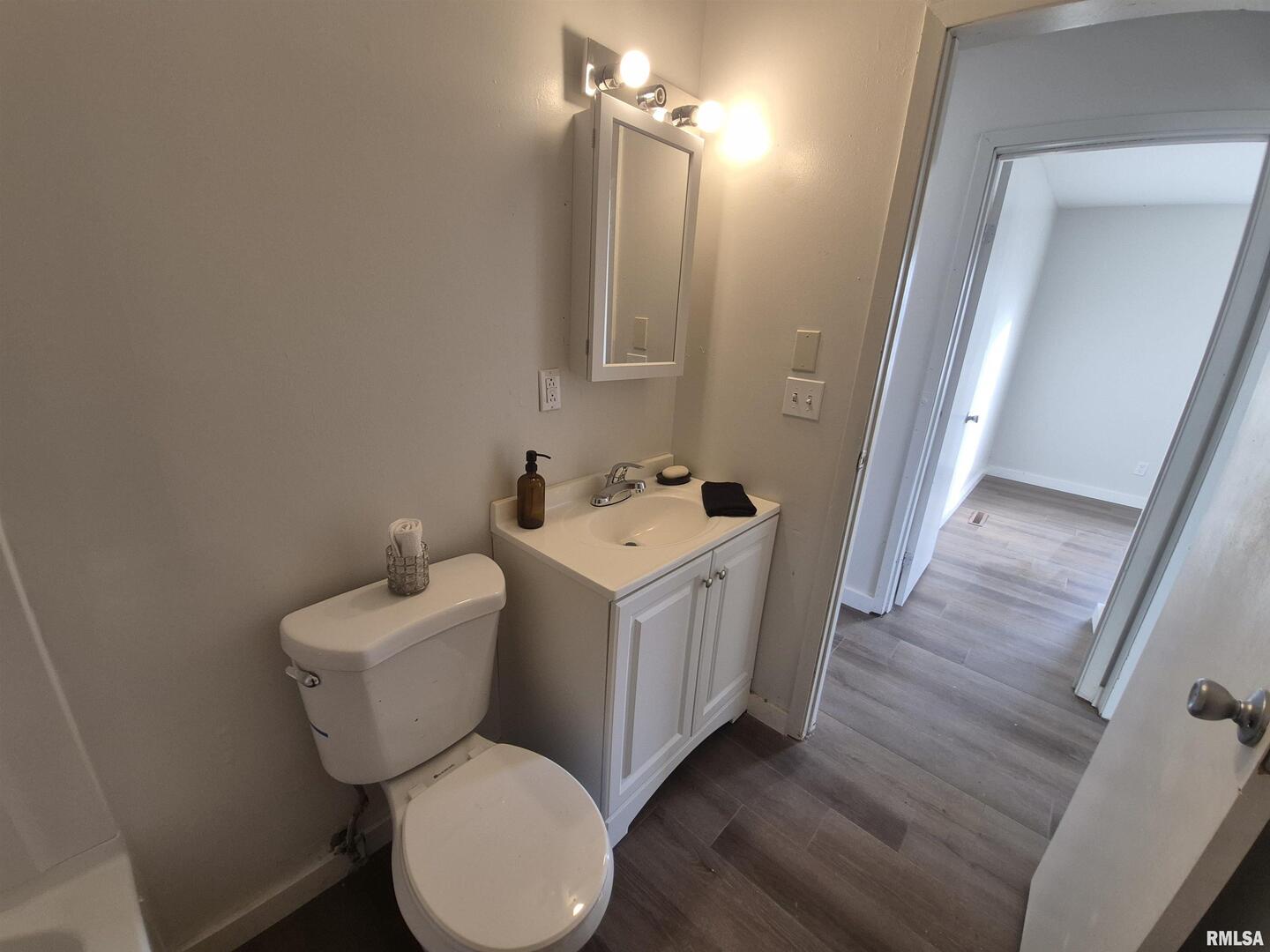 802 Dillard Street Eldorado, IL 62930 - Photo 17 of 24 a bathroom with a toilet sink and mirror