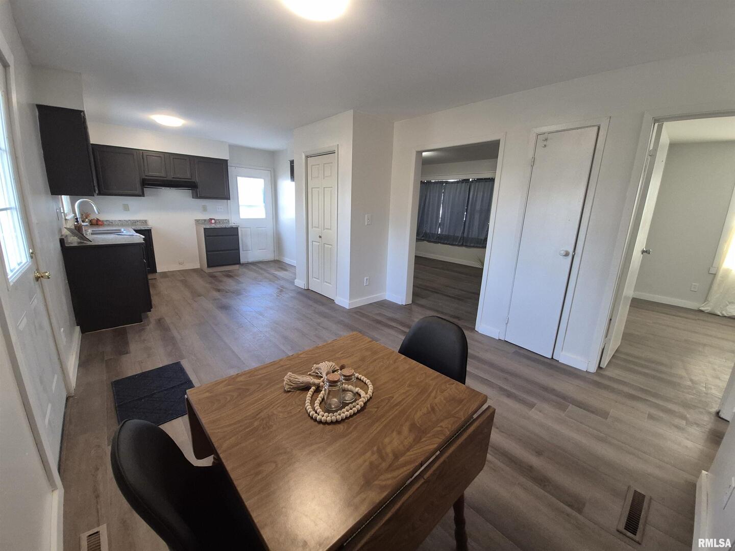 802 Dillard Street Eldorado, IL 62930 - Photo 9 of 24 a living room with furniture and flat screen tv