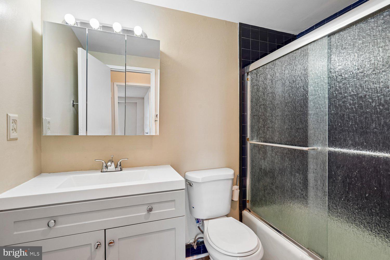 4141 North Henderson Road, Unit 904 Arlington, VA 22203 - Photo 23 of 46 Bath