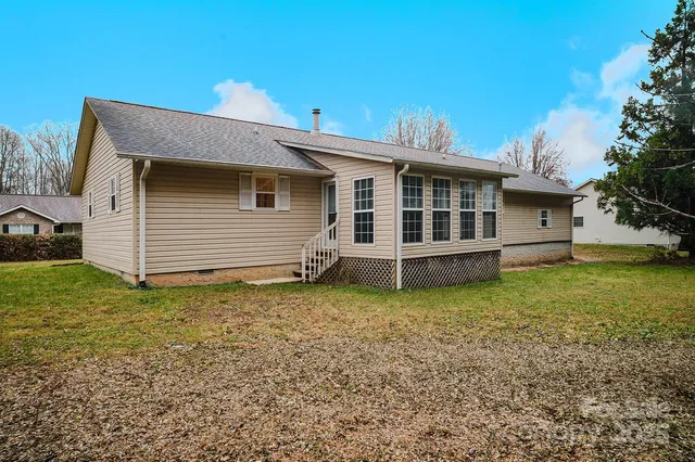 a view of a house with a backyard