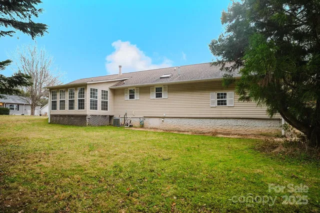 a view of a house with a backyard