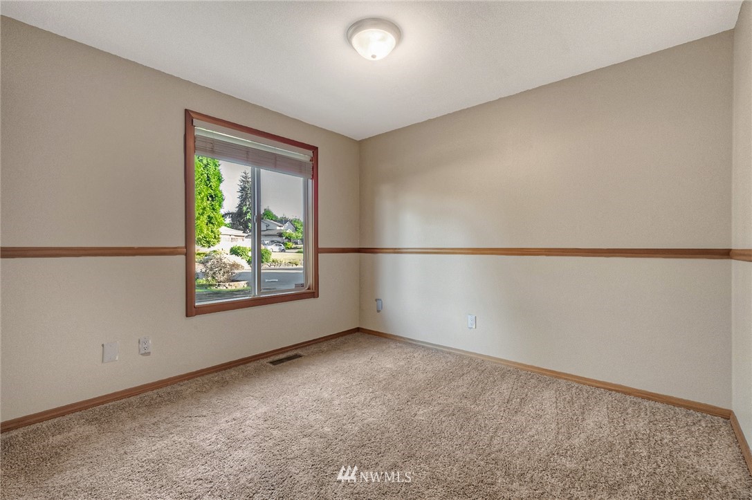 13708 Southeast 141st Street Renton, WA 98059 - Photo 17 of 19 an empty room with a window
