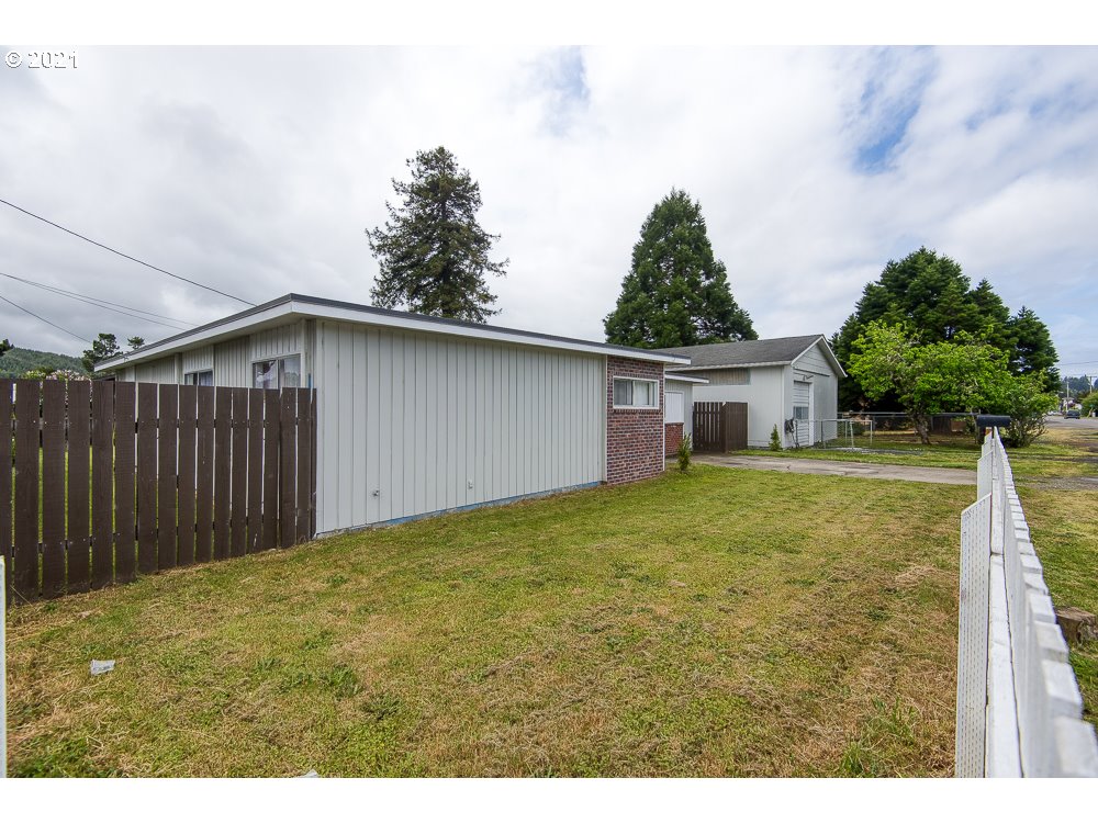 1135 North Lake Road Lakeside, OR 97449 - Photo 12 of 28 Gallery Image 12