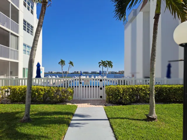 $2,500 | 1502 South Lakeside Drive, Unit 208, Lake Worth Beach, FL 33460