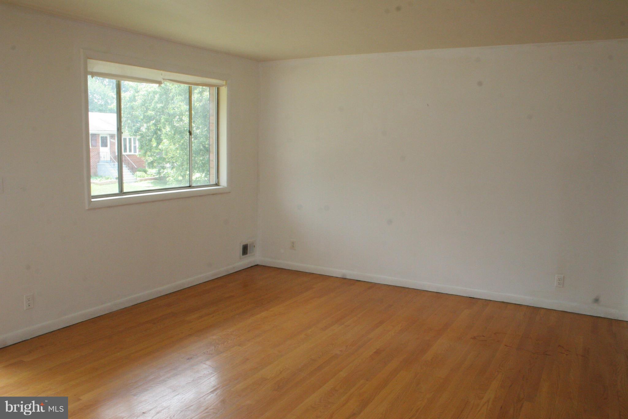 8906 Robin Place Laurel, MD 20708 - Photo 3 of 23 Living Room