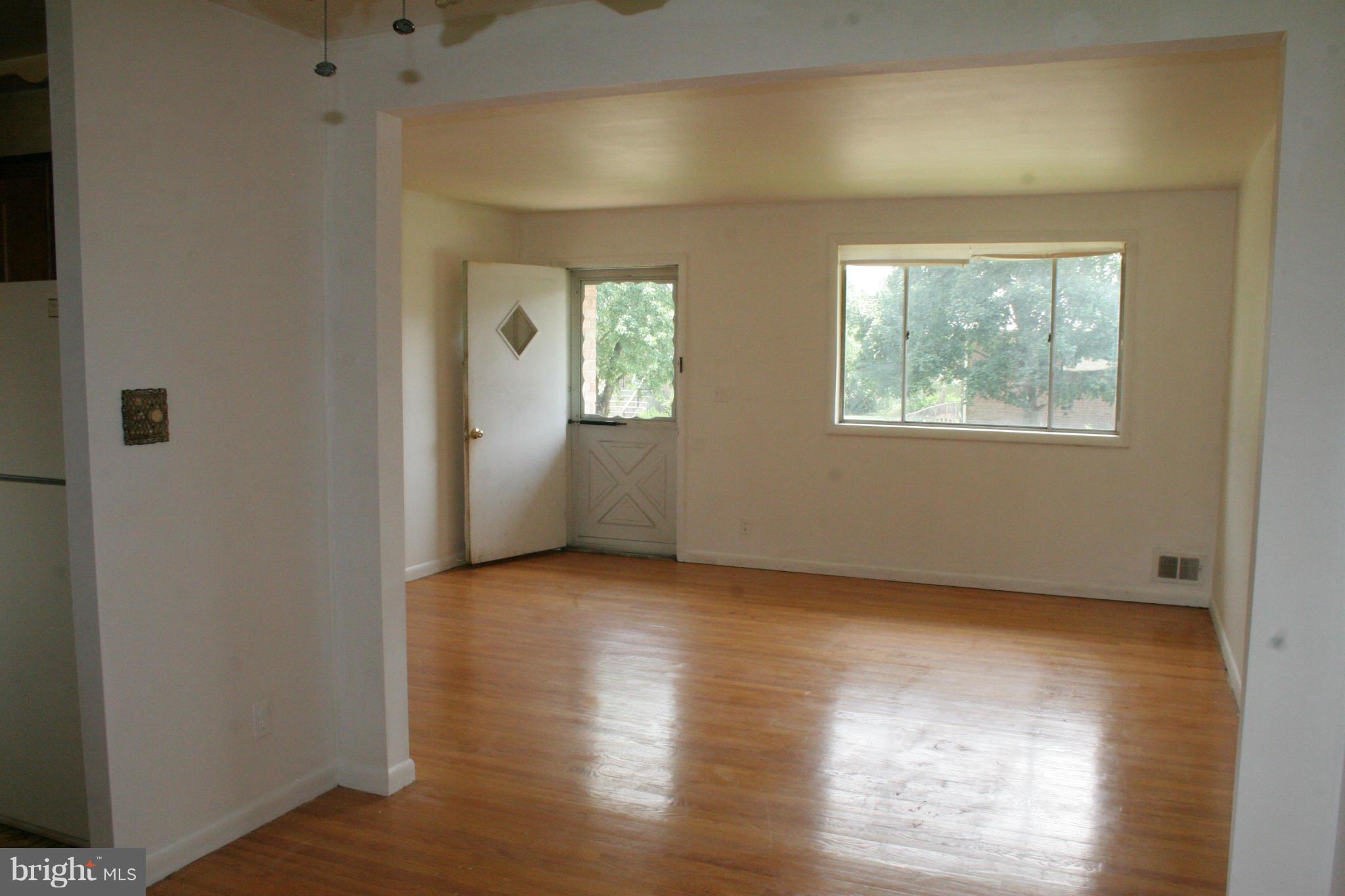 8906 Robin Place Laurel, MD 20708 - Photo 4 of 23 Living Room