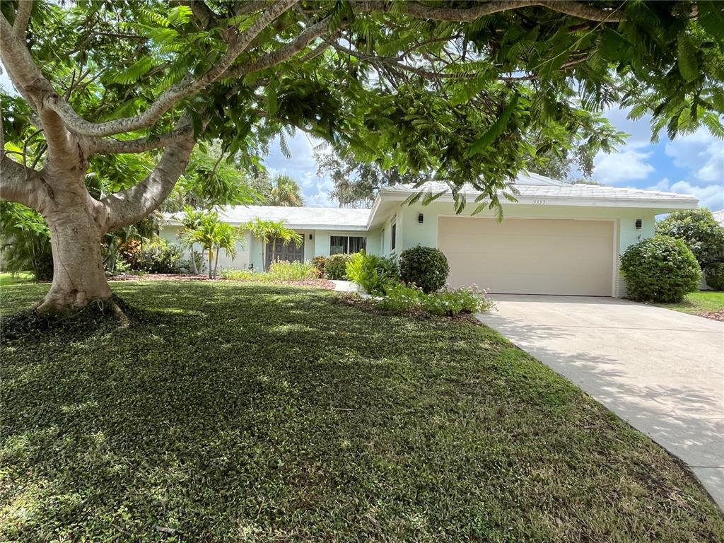 3337 Springmill Circle Sarasota, FL 34239 - Photo 6 of 51