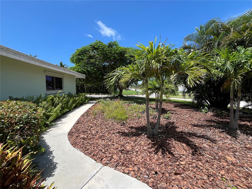 3337 Springmill Circle Sarasota, FL 34239 - Photo 8 of 51