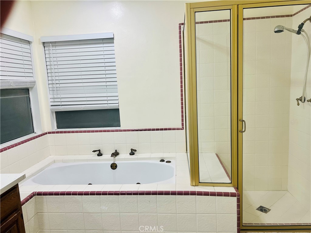 7363 Bothwell Road Reseda, CA 91335 - Photo 23 of 28 a bathroom with a bathtub