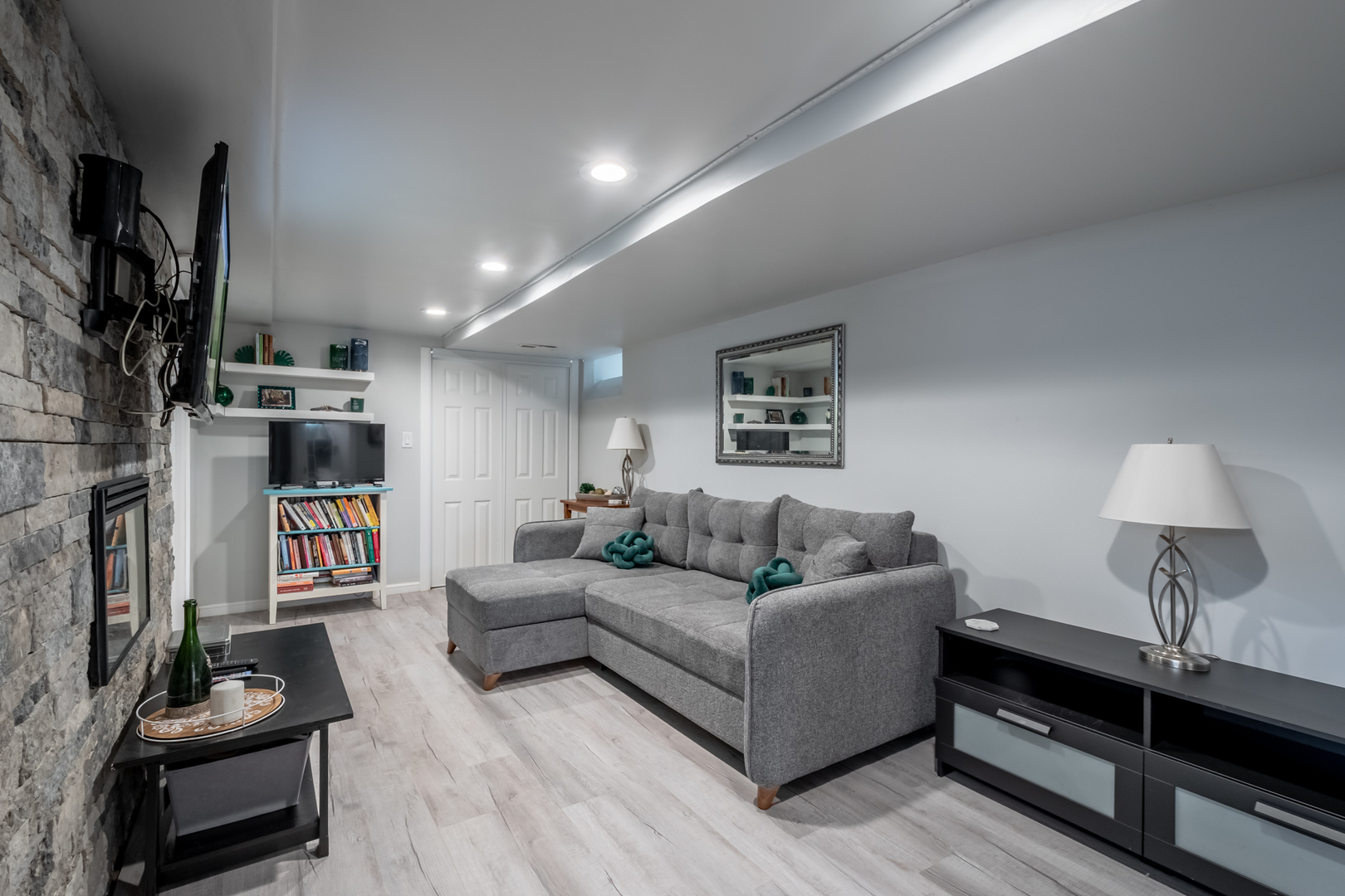 207 East Custer Street Lemont, IL 60439 - Photo 19 of 27 a living room with furniture and a lamp