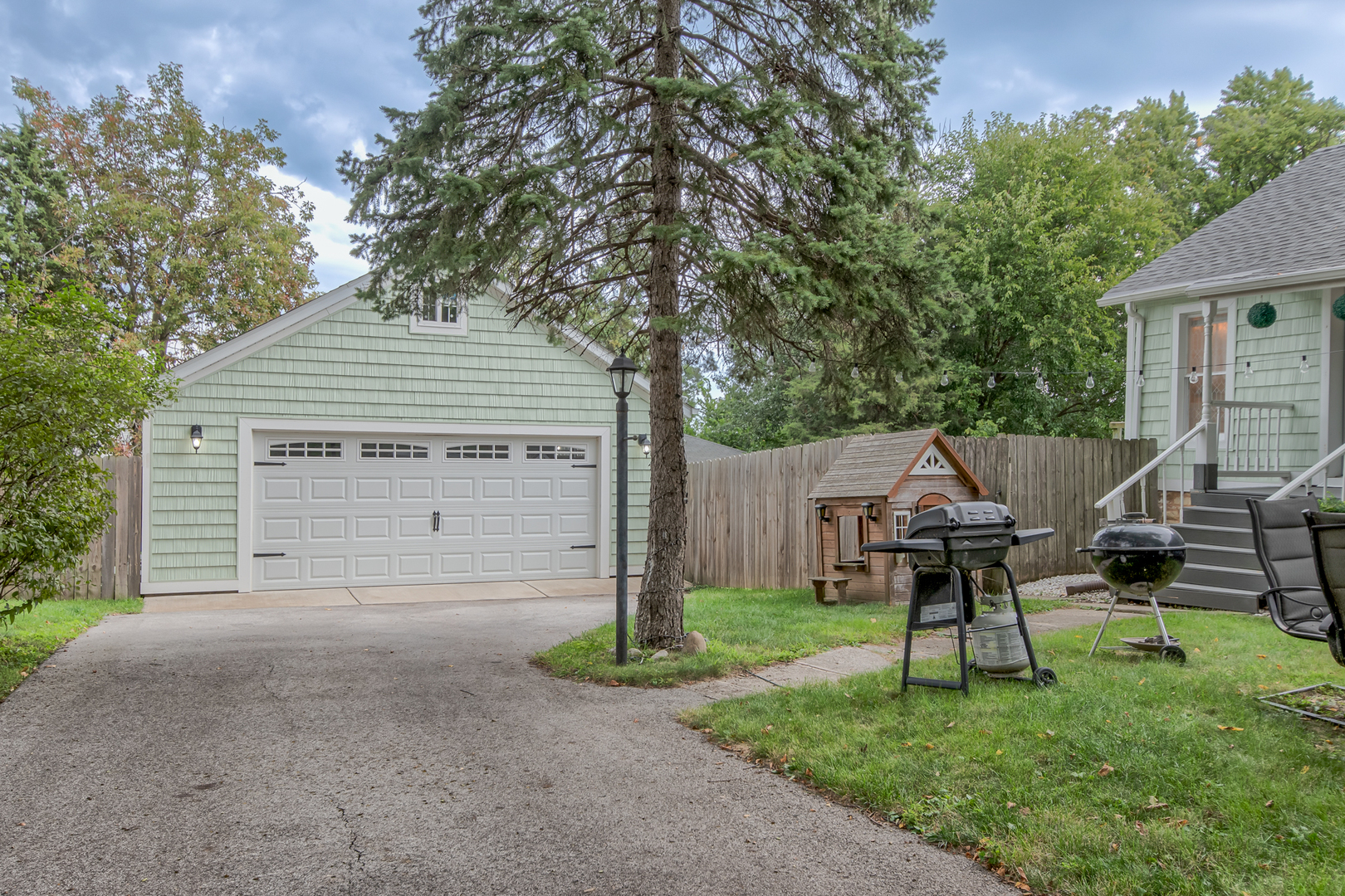 207 East Custer Street Lemont, IL 60439 - Photo 25 of 27 a backyard of a house with table and chairs