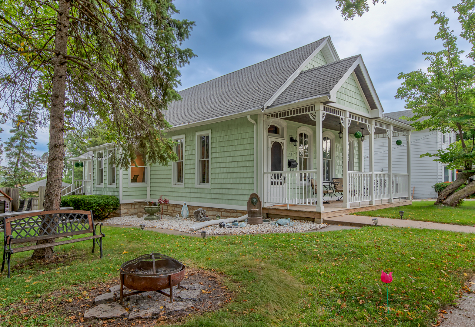 207 East Custer Street Lemont, IL 60439 - Photo 3 of 27 a front view of house with yard and green space