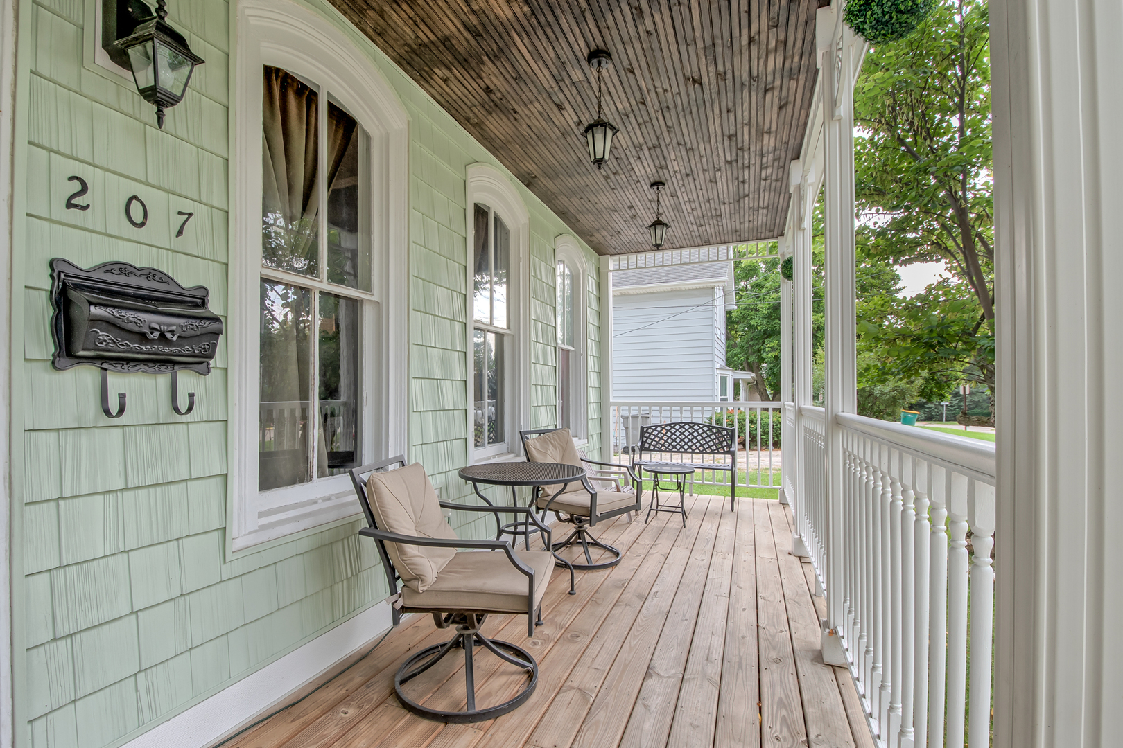 207 East Custer Street Lemont, IL 60439 - Photo 4 of 27 a view of a chairs with a table in balcony