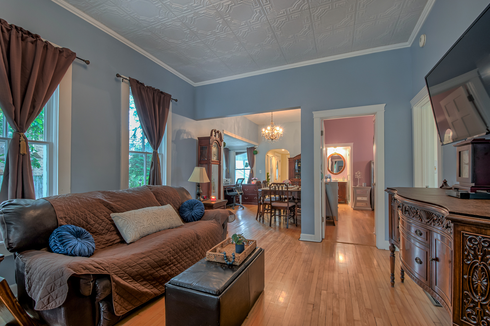 207 East Custer Street Lemont, IL 60439 - Photo 6 of 27 a living room with furniture and a flat screen tv