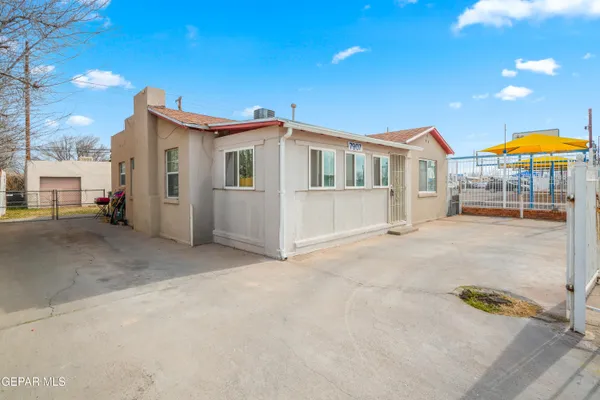 a view of a house with a backyard