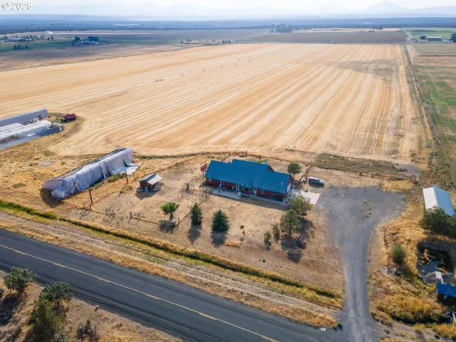 a view of an ocean and a mountain view