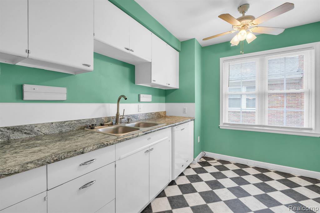857 Harcourt Road Grosse Pointe, MI 48230 - Photo 13 of 33