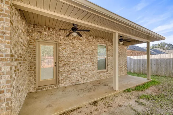 a view of a back yard