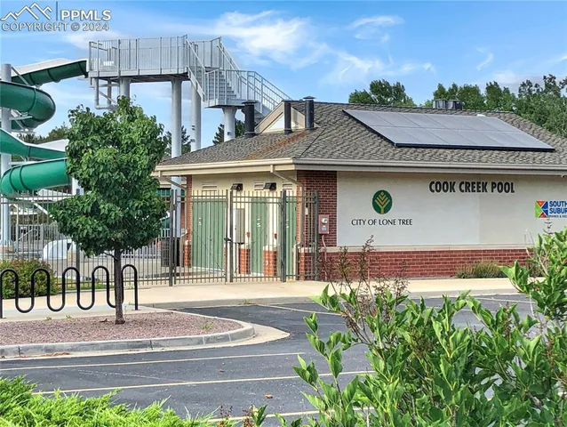 a view of a back yard