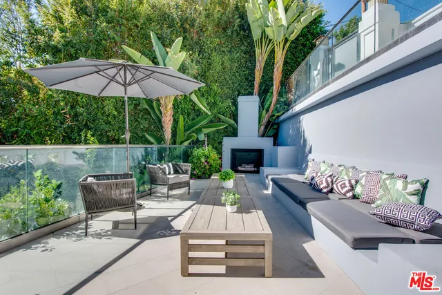 a view of an house with backyard and furniture
