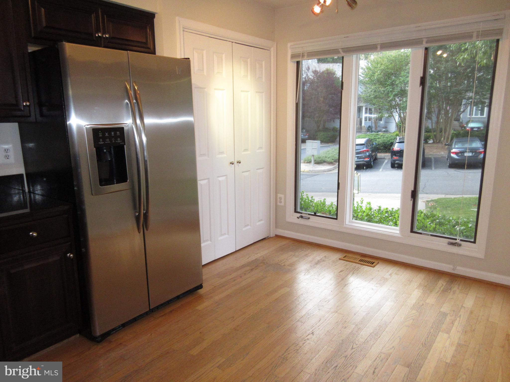 1256 Wedgewood Manor Way Reston, VA 20194 - Photo 4 of 45 Space for a table in the Kitchen breakfast area.