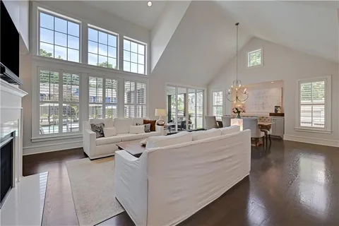 $1,949,000 | 5004 West 70th Street, Prairie Village, KS 66208