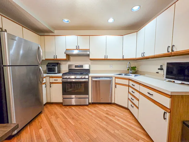 $349,900 | 908 Mill Pond Drive, Unit 908, South Windsor, CT 06074