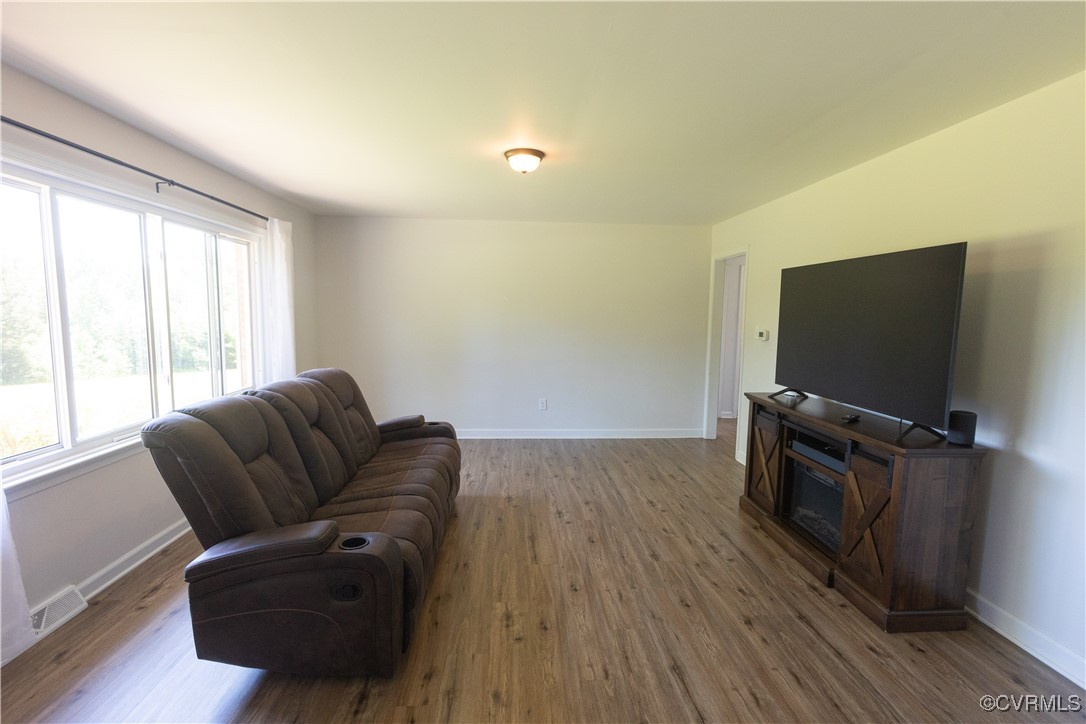 2729 Cumberland Road Farmville, VA 23901 - Photo 13 of 45 a living room with furniture and a flat screen tv