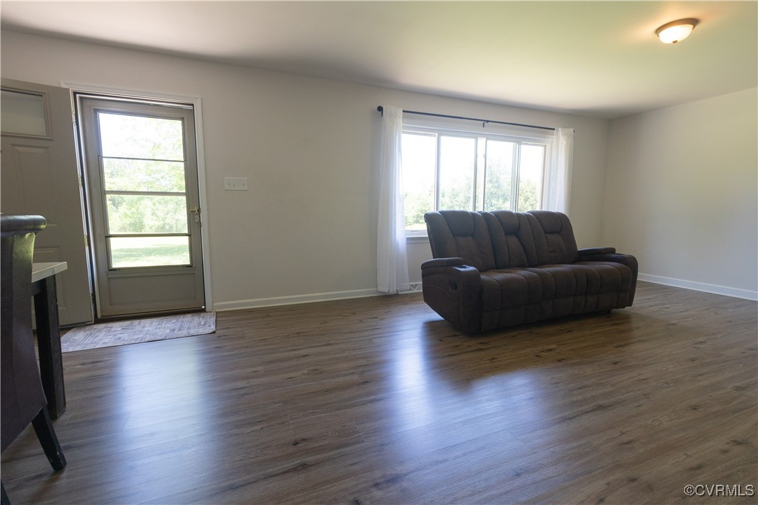 2729 Cumberland Road Farmville, VA 23901 - Photo 14 of 45 a living room with furniture and a window