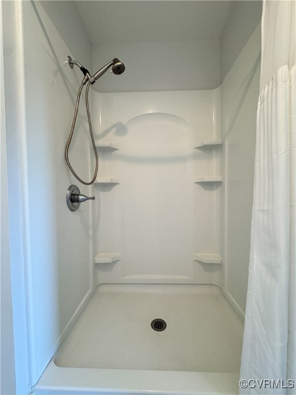 2729 Cumberland Road Farmville, VA 23901 - Photo 30 of 45 a bathroom with a bath tub