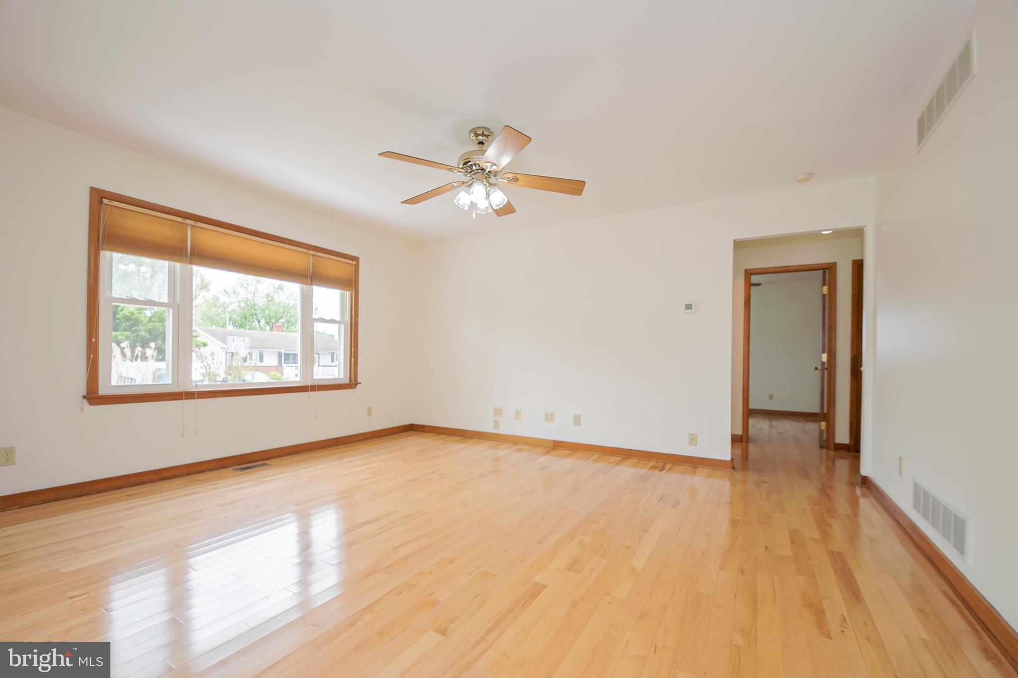19 Freeport Road New Castle, DE 19720 - Photo 3 of 27 Living Room