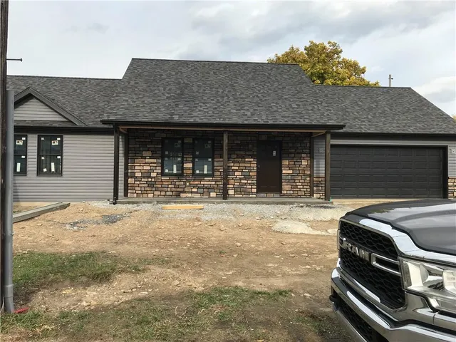 a view of entryway front of a house