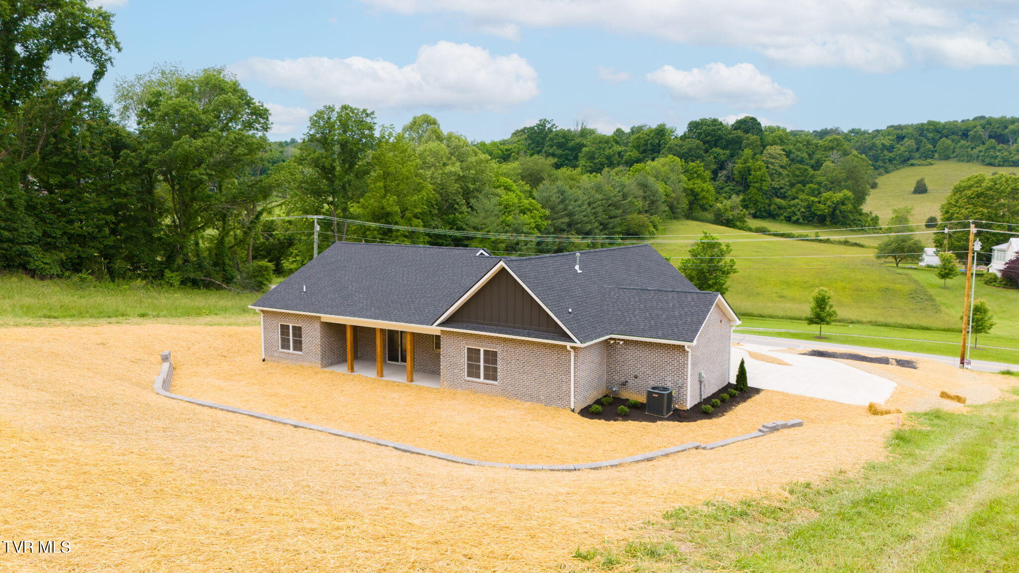 138 Boones Station Road Johnson City, TN 37615 - Photo 6 of 51 40-web-or-mls-DJI_20240119054326_0273_D-