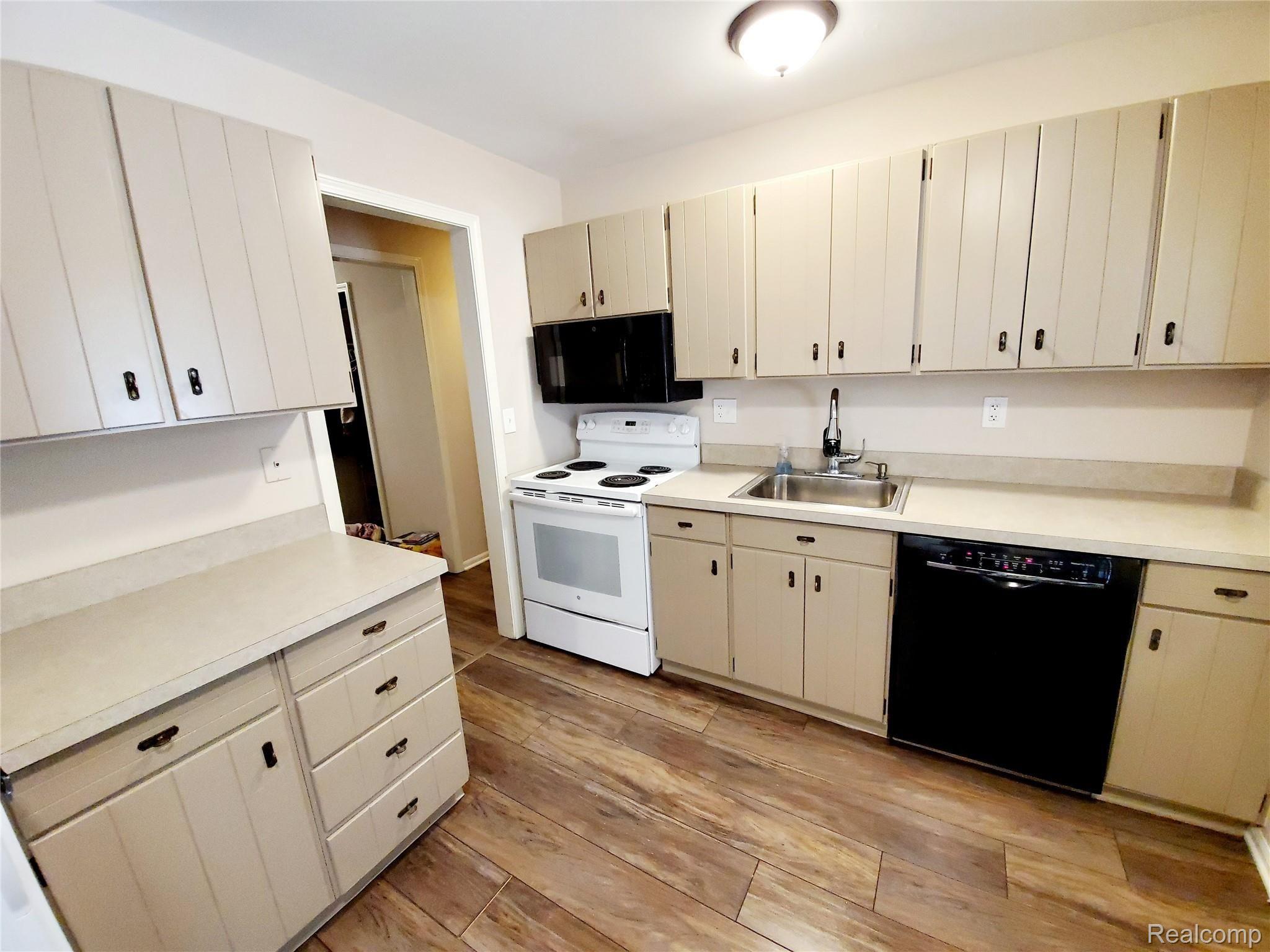 3225 Miller Road Flint, MI 48503 - Photo 10 of 18 Kitchen 3.jpg