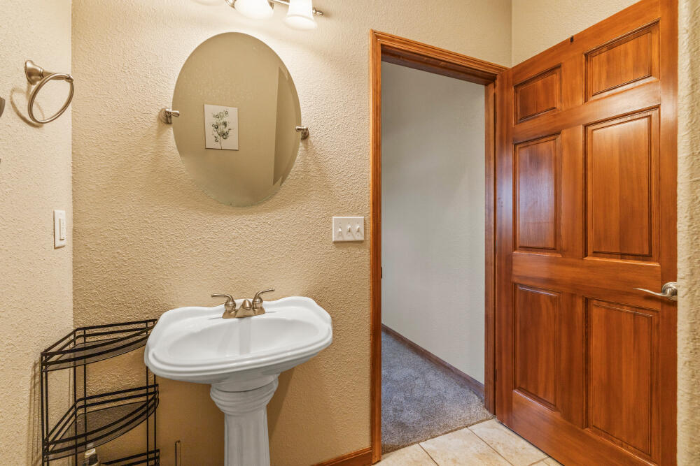 6352 Sanderling Road Klamath Falls, OR 97601 - Photo 35 of 65 Second Primary - Bathroom
