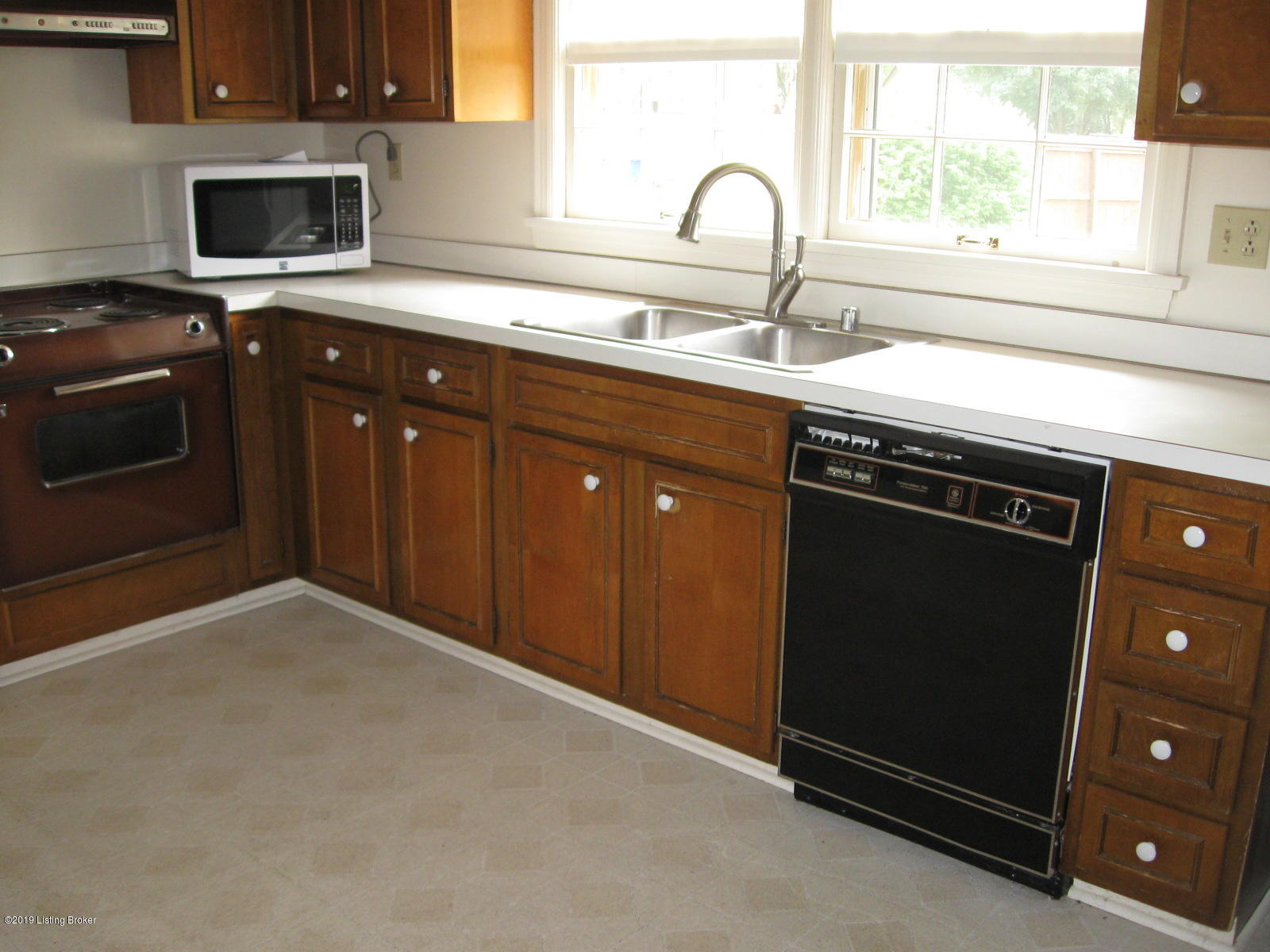 9004 Cardiff Road Louisville, KY 40242 - Photo 7 of 12 Kitchen