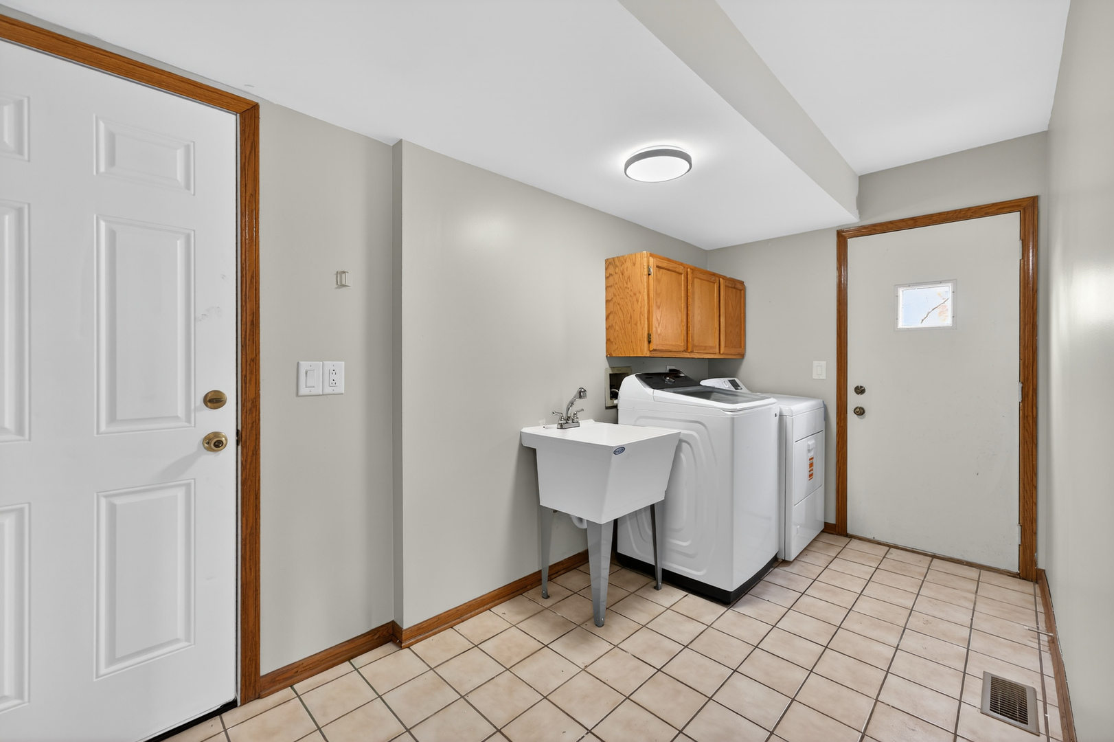 1281 Scarlet Drive Addison, IL 60101 - Photo 19 of 38 a view of room with mirror