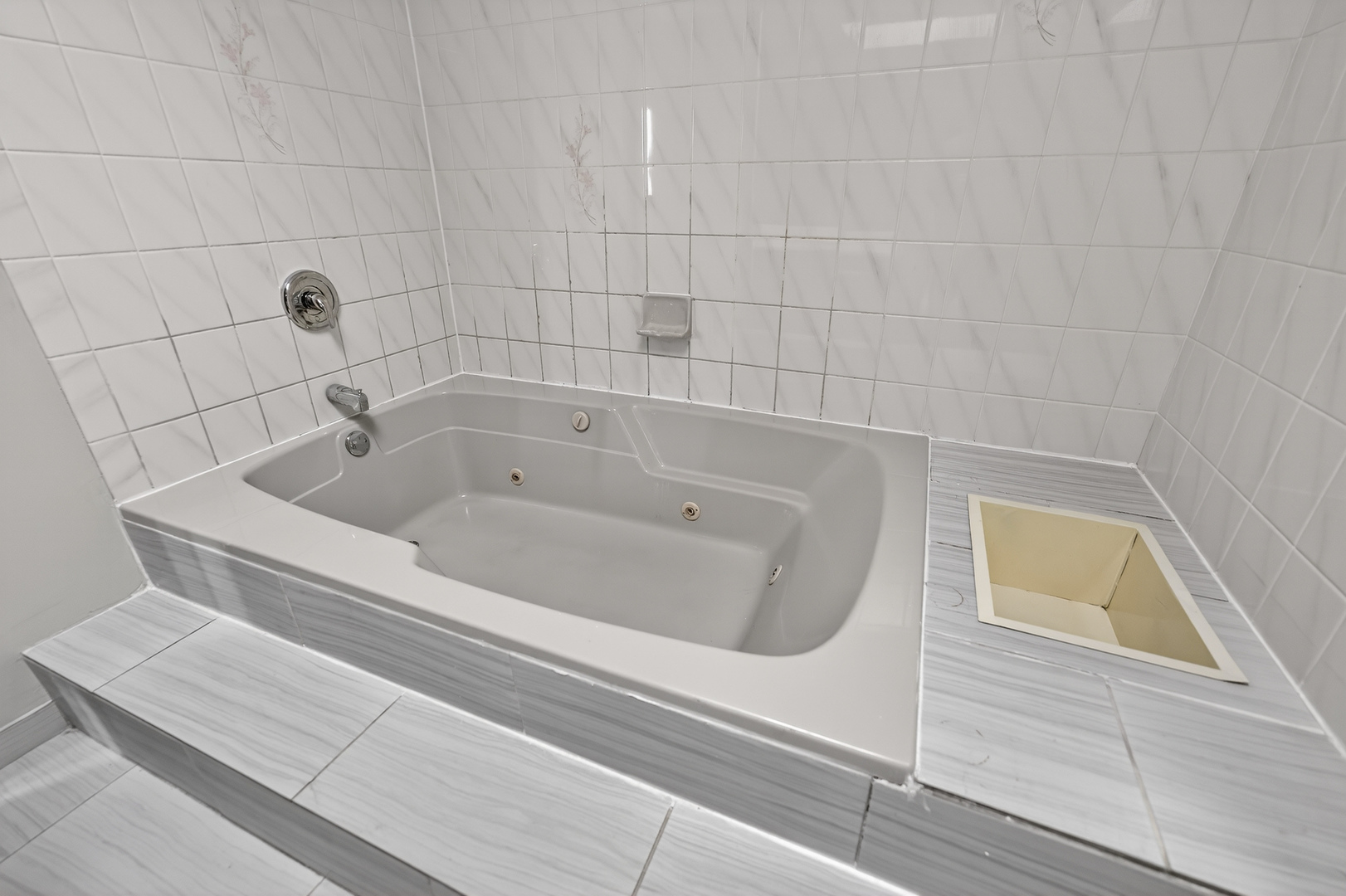 1281 Scarlet Drive Addison, IL 60101 - Photo 27 of 38 a bathroom with a bathtub