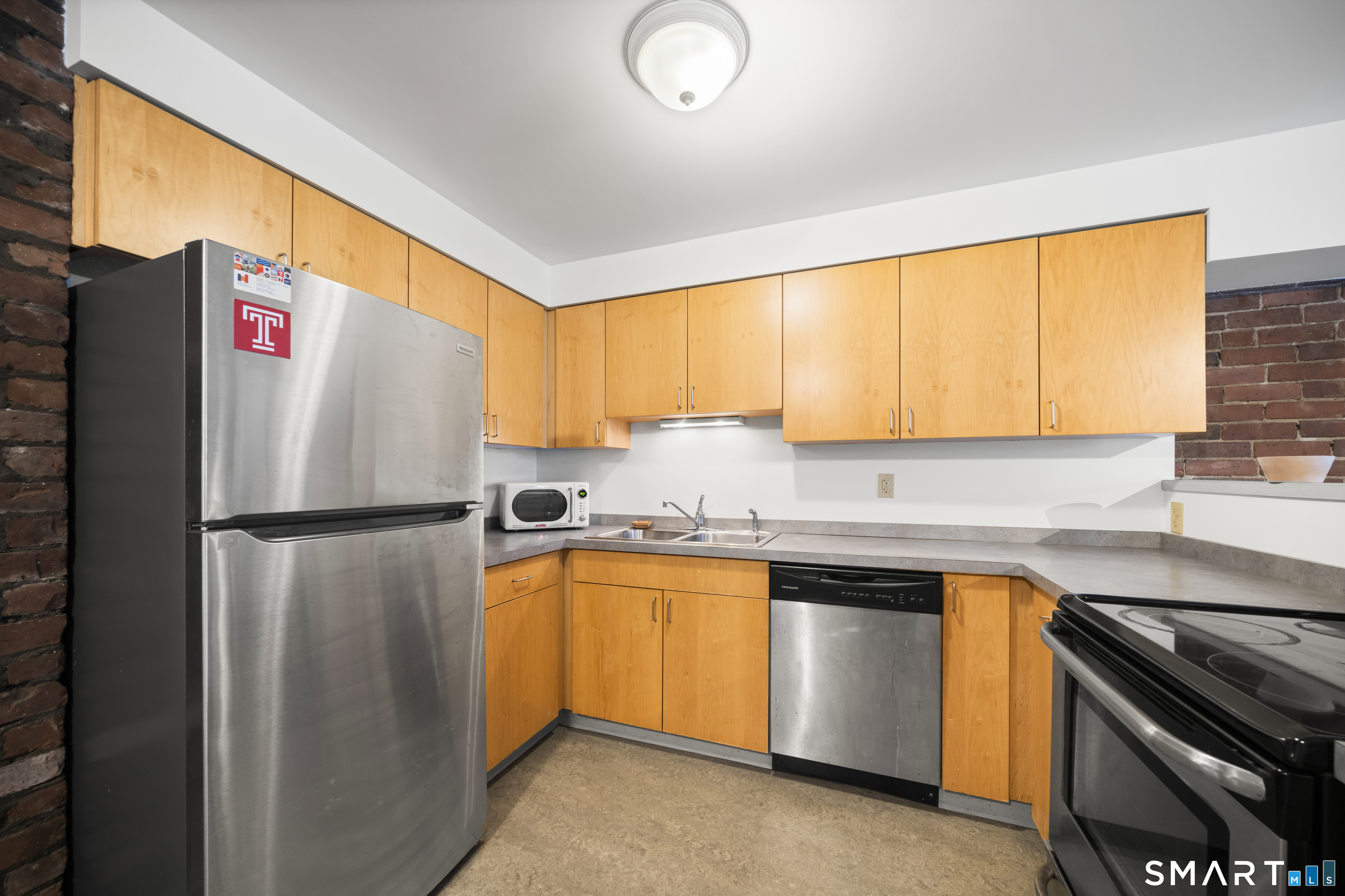 40 Elm Street, Unit B Hartford, CT 06106 - Photo 5 of 9 a kitchen with a refrigerator and a sink