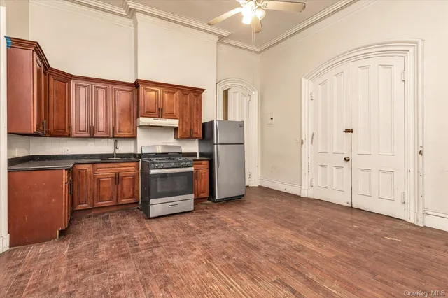 a view of entryway with front door