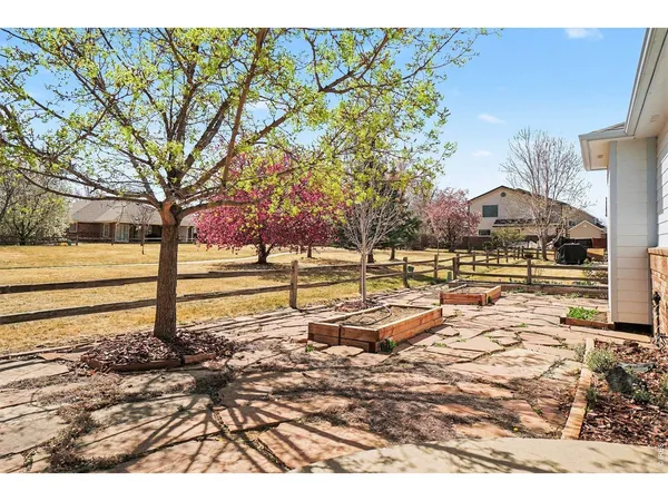a view of a yard with an trees
