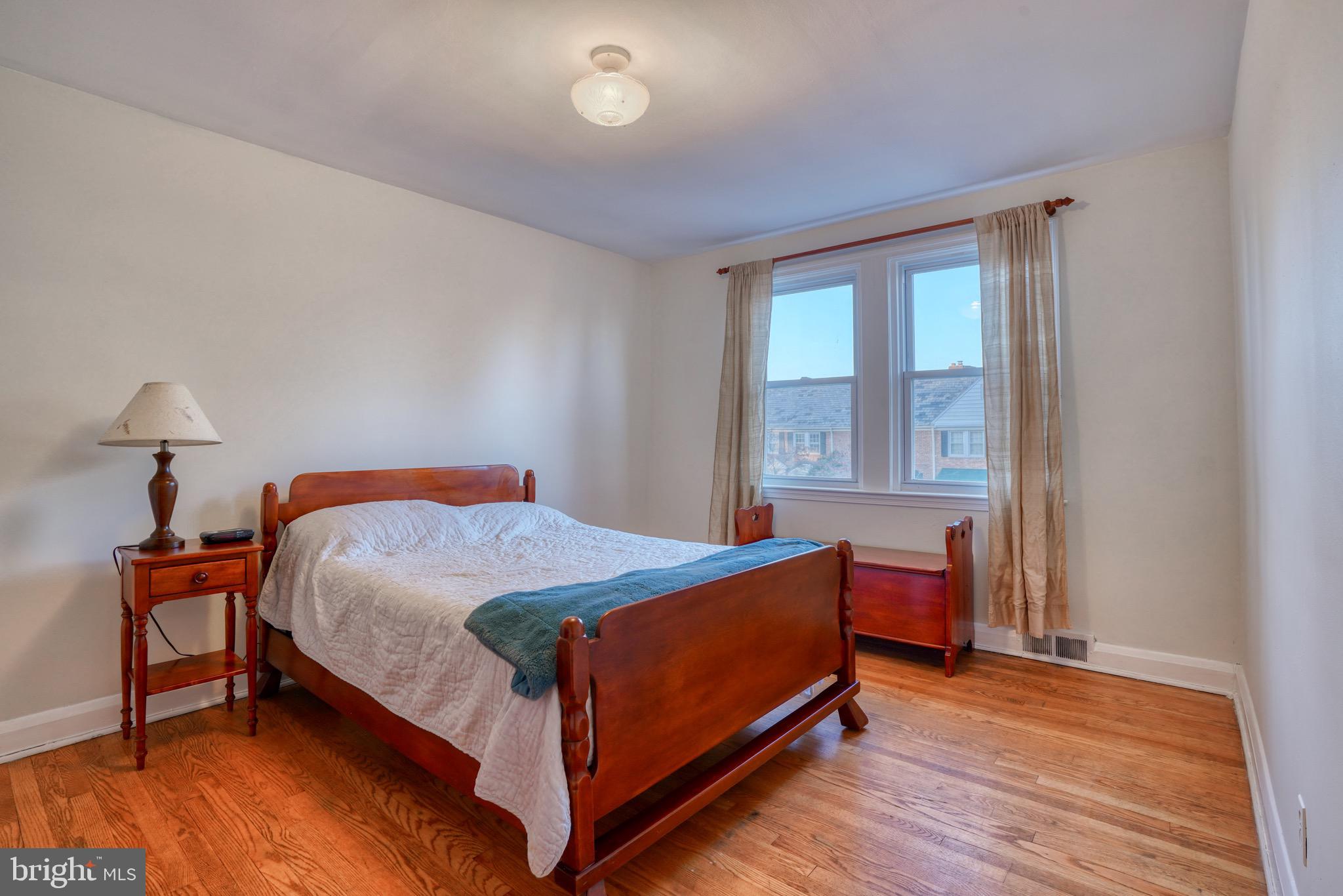 143 Hopkins Road Baltimore, MD 21212 - Photo 22 of 52 Large bedroom with tons of natural light